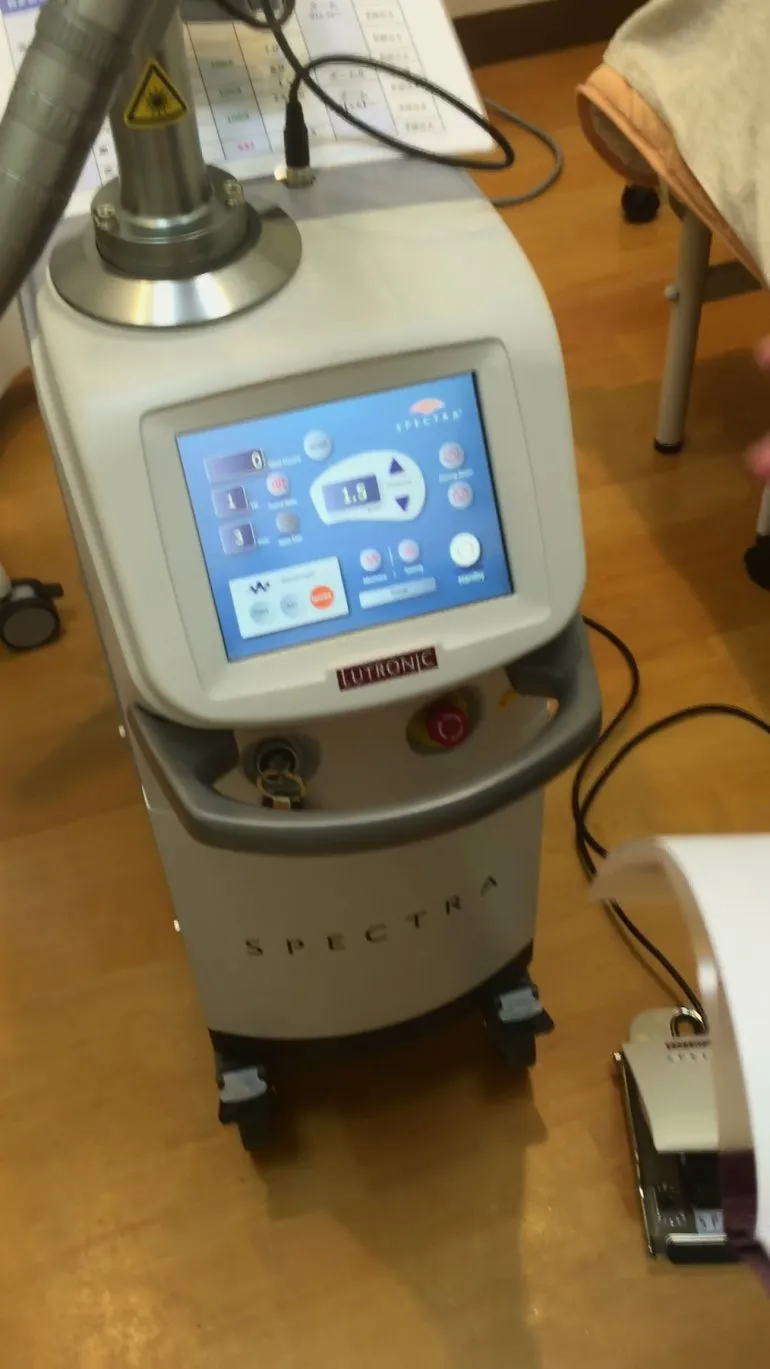 ルートロニック社のQスイッチYAGレーザー、「スペクトラ」のデモです。